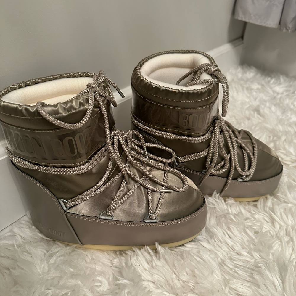 Moon Boot Women's gold Snow Boots